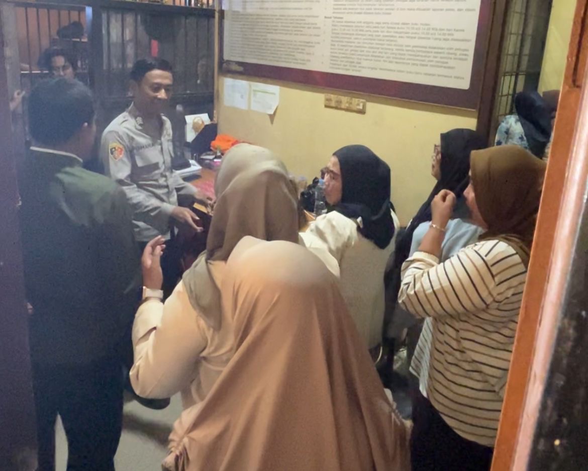 Petugas melakukan pemeriksaan ketat Petugas melakukan pemeriksaan terhadap seluruh barang bawaan pengunjung saat jam besuk pada Hari Raya Iduladha 1447 Hijriah. Foto: Istimewa