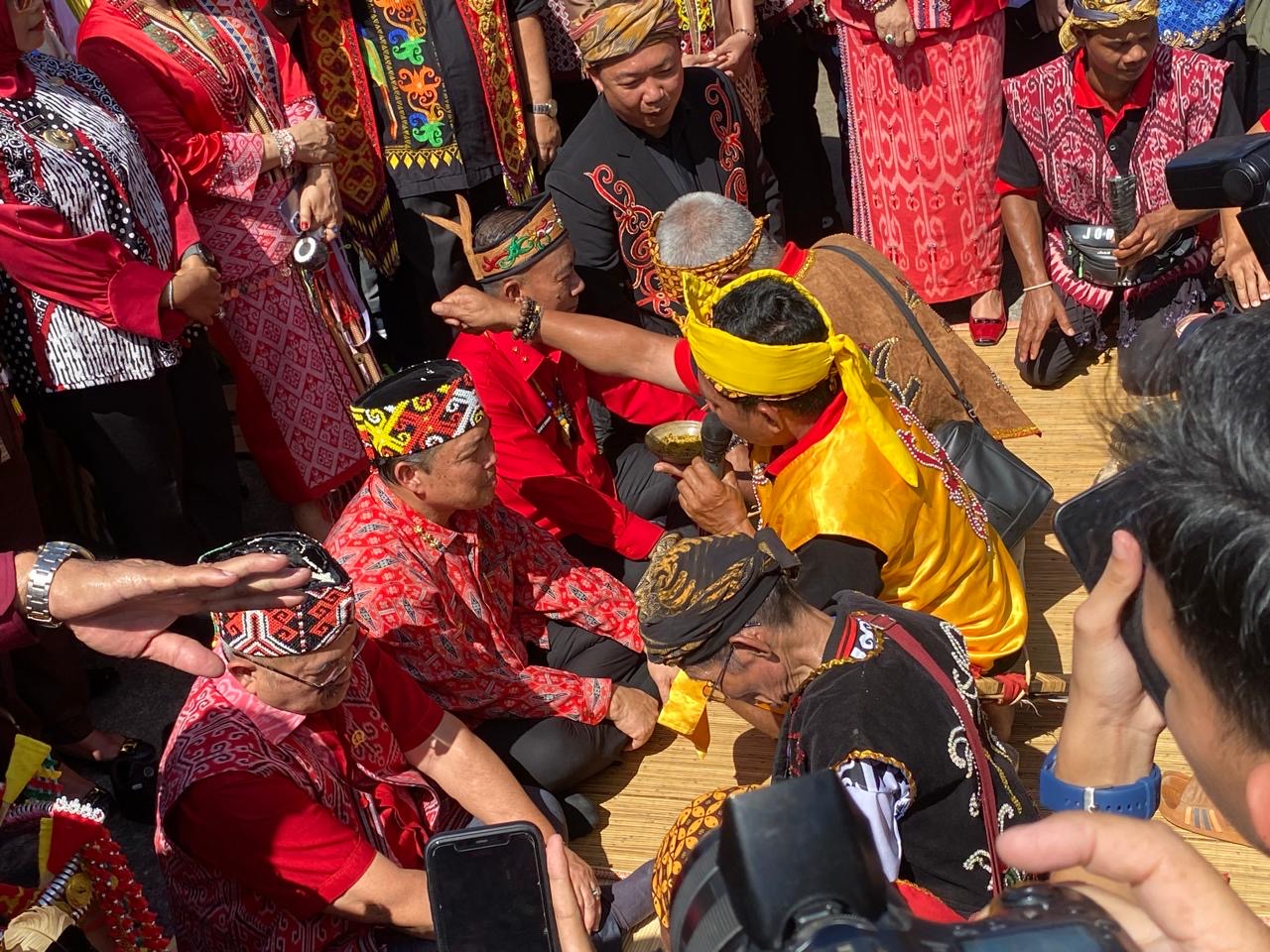 Gubernur Kalbar, Ria Norsan mengikuti ritual adat disela pembukaan Pekan Gawai Dayak ke-40 Kalbar di Rumah Radakng, Pontianak, pada Rabu (20/5/2026). Foto:Istimewa
