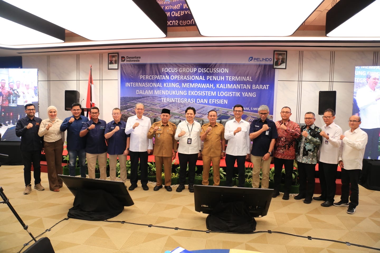 Wagub Kalbar, Krisantus Kurniawan bersama Executive Director 2 Pelindo Regional 2cBudi Prasetio dan General Manager Pelindo Regional 2 Pontianak, Yanto beserta pihak terkait foto bersama saat Focus Group Discussion (FGD) membahas percepatan kesiapan teknis operasional Terminal Kijing di Kabupaten Mempawah. Foto: Istimewa