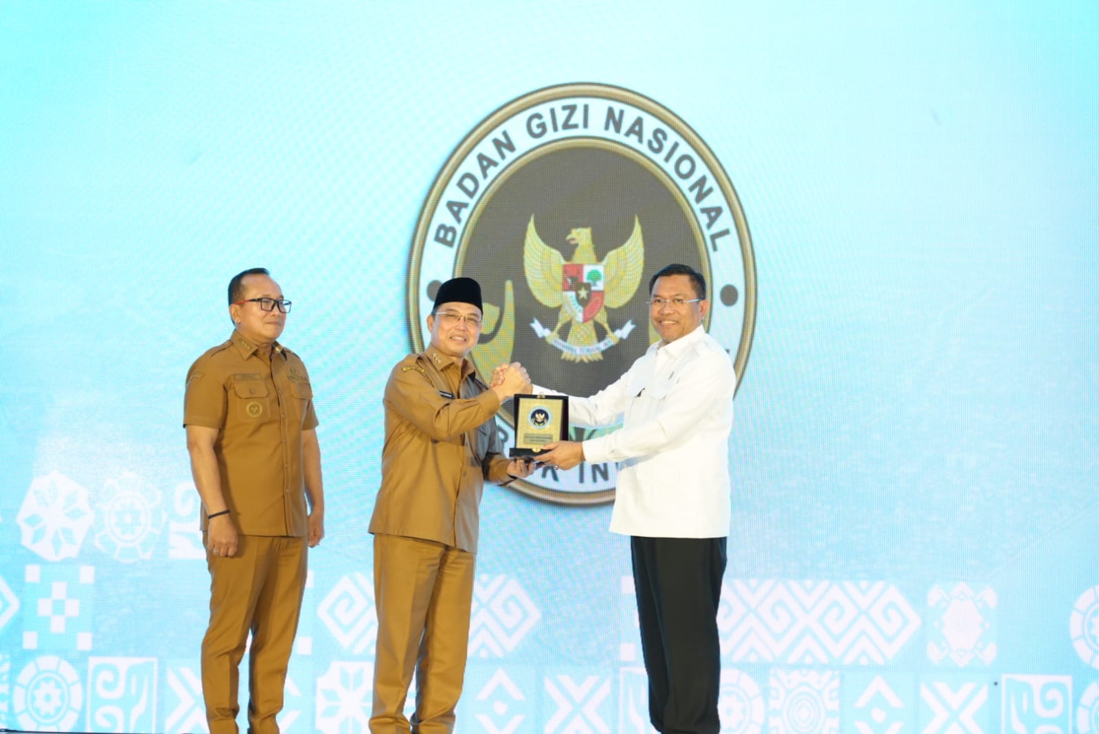 Gubernur Kalbar, Ria Norsan menyerahkan plakat kepada Wakil Kepala Badan Gizi Nasional Nyoman Suryadnya. Foto: Istimewa