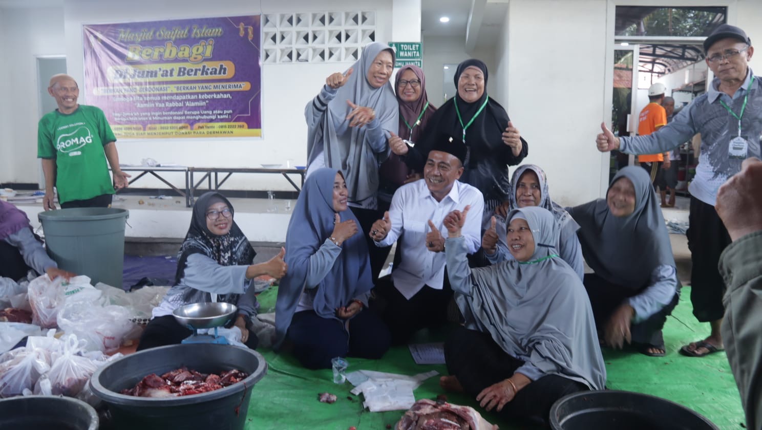 Wagub Kalbar, Krisantus berbaur bersama warga di sela penyaluran bantuan hewan kurban di sejumlah titik di Kota Pontianak dan Kubu Raya menjelang Hari Raya Idul Adha 1447 Hijriah, Rabu (27/5/2026). Foto: Istimewa