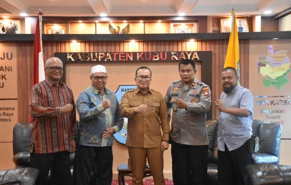 Bupati Kubu Raya, Sujiwo foto bersama Panitia Hari Lahir (Harlah) ke-17 Paguyuban Giri Mulyo Wonogiri Kalimantan Barat di ruang kerjanya, Senin (18/5/2026). Foto: Istimewa