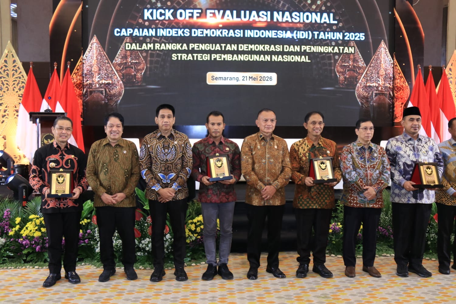 Gubernur Kalbar, Ria Norsan menerima penghargaan atas capaian Indeks Demokrasi Indonesia (IDI) Tahun 2025 dengan kategori tinggi dan menempati peringkat keempat terbaik nasional. Foto: Istimewa