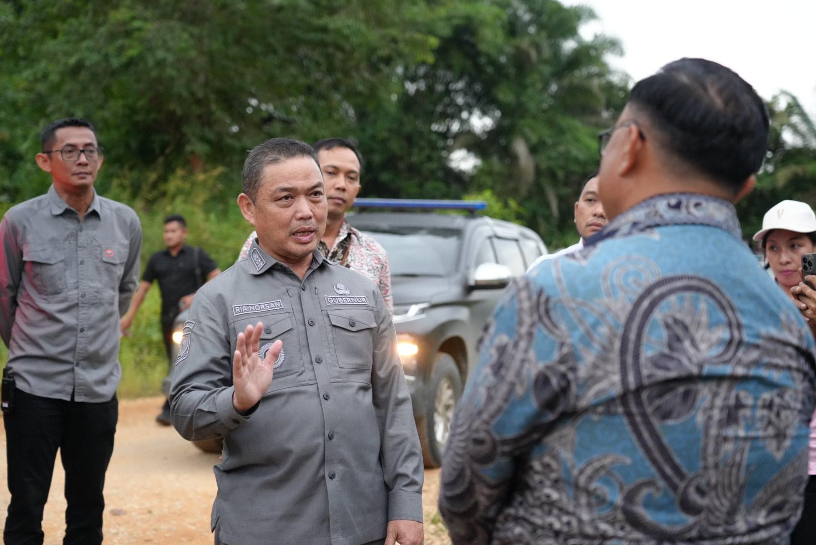 Gubernur Kalbar, Ria Norsan saat melakukan kunjungan kerja di wilayah Kalbar. Peristiwa ambruknya jembatan di Kubu Raya mengundang keprihatinannya karena jembatan tersebut merupakan salah satu objek vital masyarakat sekitar. Foto: Istimewa