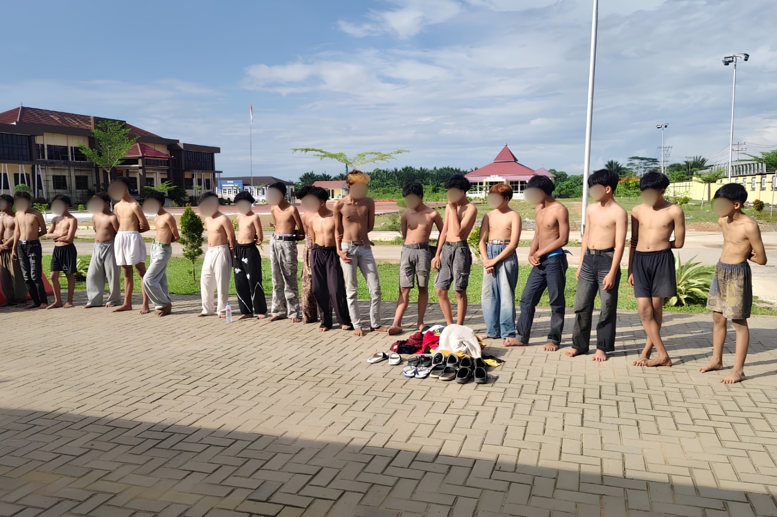 Puluhan remaja yang tergabung dalam kelompok Allstar KPE JR, Tarakan 18, dan Barat Happy diamankan aparat Polres Kubu Raya dan warga saat hendak melakukan tawuran. Foto: Istimewa