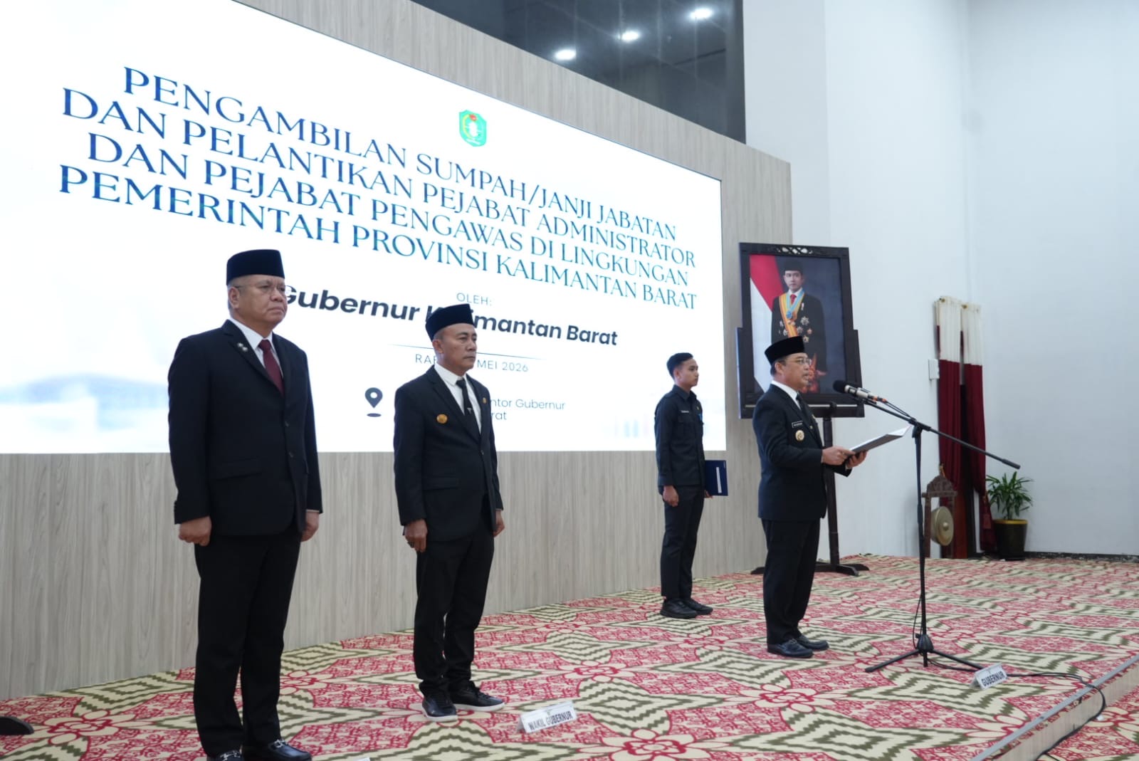 Gubernur Kalbar, Ria Norsan saat melantik 206 pejabat struktural di lingkungan Pemprov di Balai Petitih Kantor Gubernur Kalbar, Rabu (13/5/2026). Foto: Istimewa