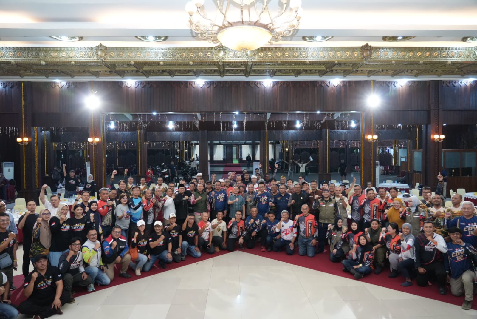 Gubernur Kalbar, Ria Norsan foto bersama rombongan VOID Indonesia peserta COV12 Borneo 3 Nation di Pendopo Gubernur Kalbar, Sabtu (9/5/2026). Foto: Istimewa