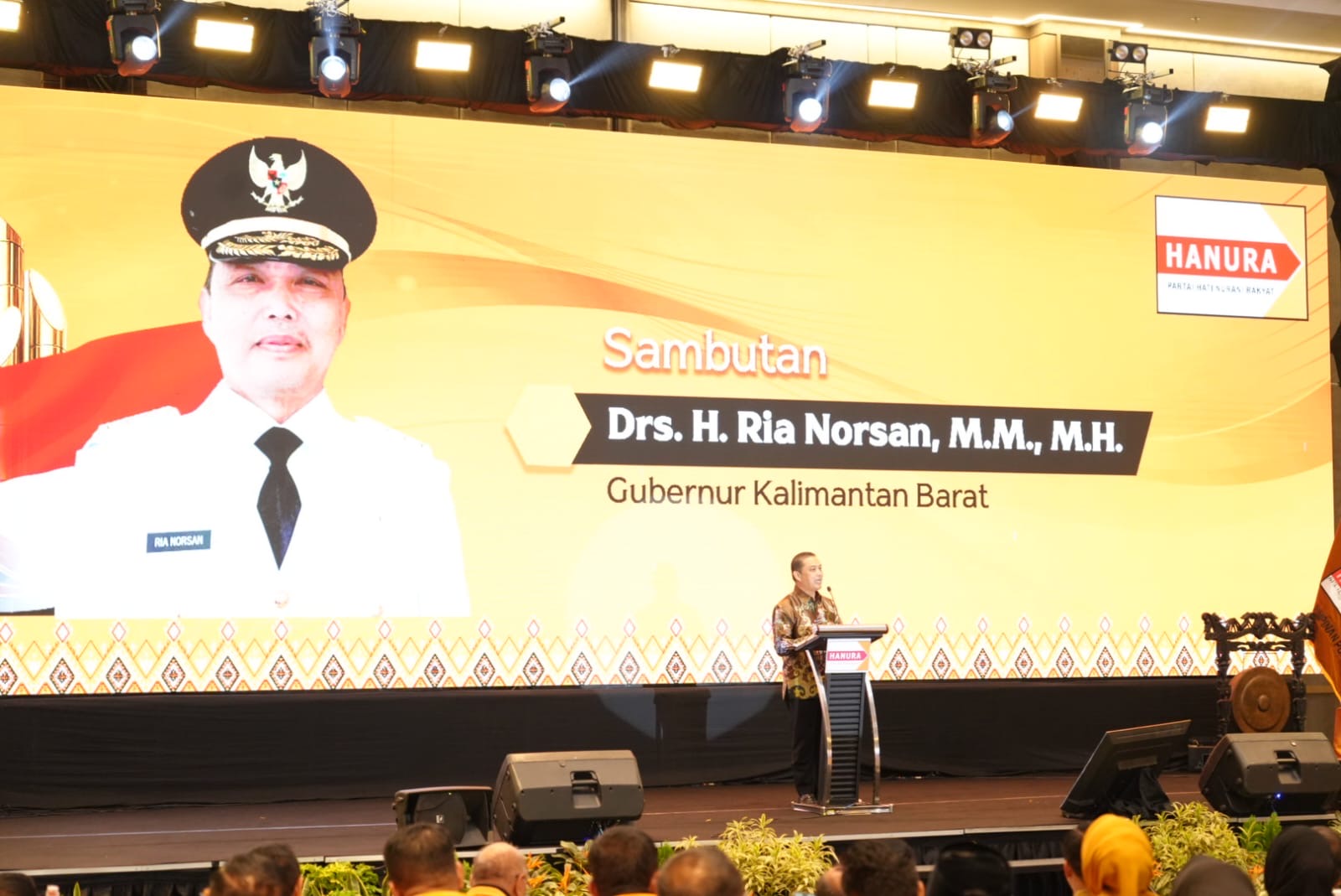Gubernur Kalbar, Ria Norsan memberikan sambutan saat pembukaan Bimbingan Teknis (Bimtek) Nasional Anggota DPRD Partai Hanura se-Indonesia di Kota Pontianak, Jumat (1/5/2026). Foto: Istimewa