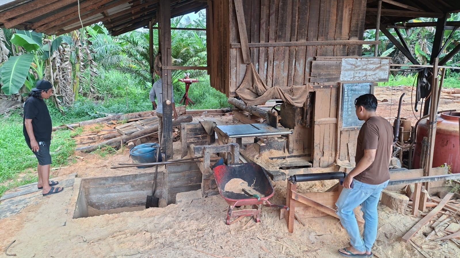 Petugas memeriksa sebuah sawmill di Dusun Pancaroba, Kecamatan Sungai Ambawang, Kabupaten Kubu Raya, Senin (8/6/2026). Meski lokasi dalam kondisi tidak beroperasi, polisi masih menyelidiki legalitas usaha serta sumber kayu yang diolah. Foto: Istimewa
