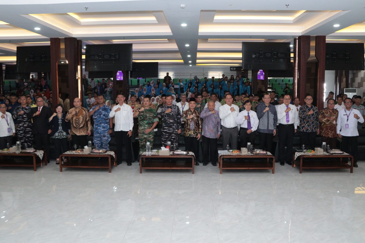 Gubernur Kalbar, Ria Norsan foto bersama Di acara Seminar Kebangsaan bertema “Nilai Kebangkitan Nasional sebagai Cahaya di Tengah Pusaran Multikrisis Identitas Kebangsaan” yang digelar Ikatan Keluarga Alumni Lemhannas Kalbar di Aula Garuda Kantor Gubernur Kalbar, Rabu (4/6/2026). Foto: Istimewa