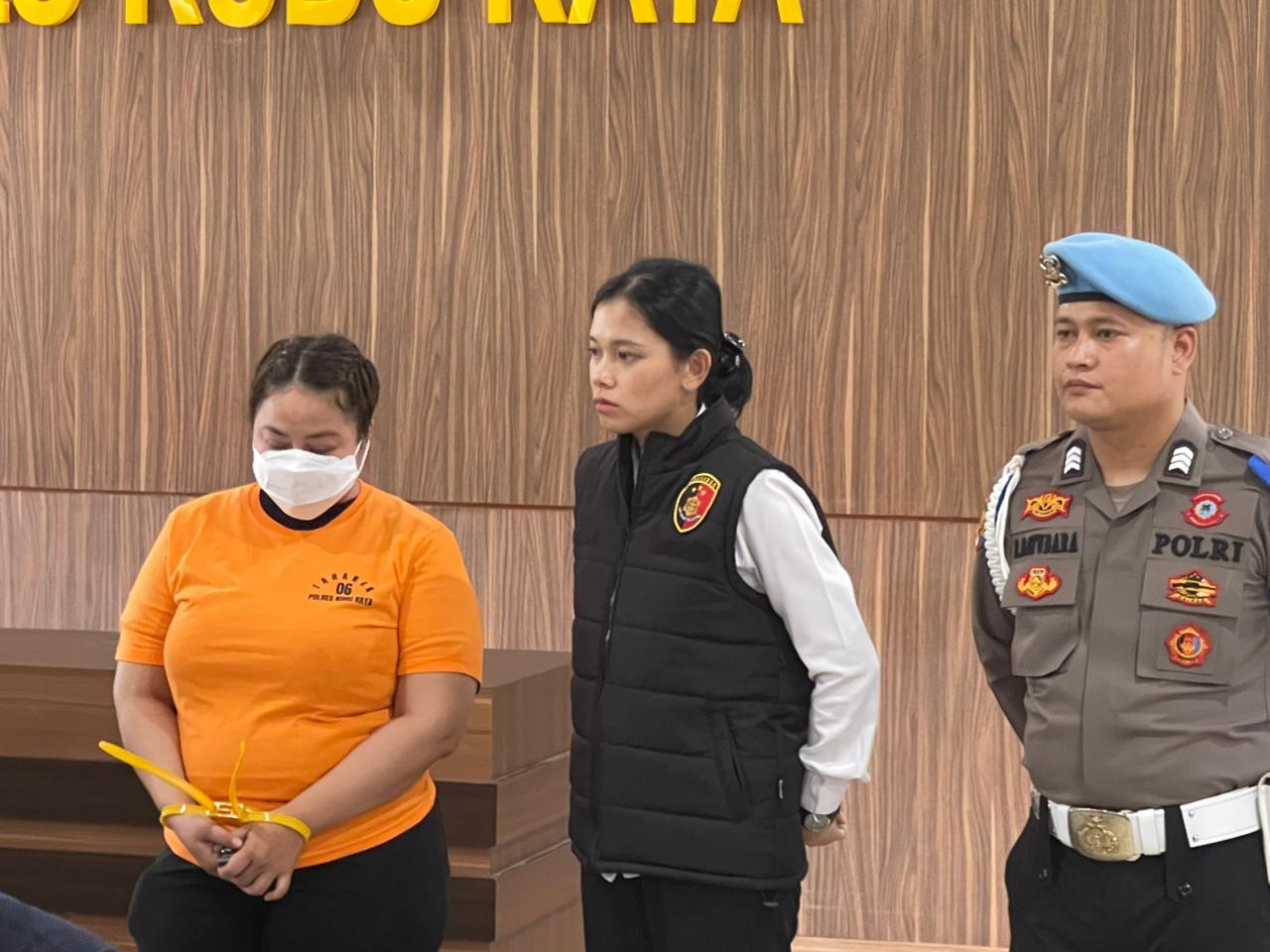 Tersangka AS (29), mantan pegawai parkir Bandara Internasional Supadio, saat dihadirkan dalam konferensi pers di Polres Kubu Raya. AS ditangkap dalam kasus dugaan penipuan berkedok investasi jual-beli tiket pesawat yang menjanjikan keuntungan hingga Rp800 ribu per transaksi. Foto: Istimewa