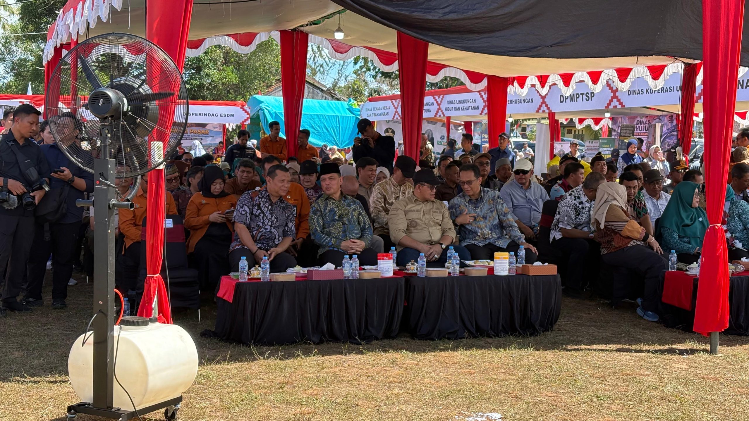 Gubernur Kalbar Ria Norsan menghadiri Gema Membangun Desa di Temajuk, Sambas. Selain menghadirkan layanan publik dan pasar murah, kegiatan juga dimeriahkan berbagai perlombaan dengan hadiah puluhan juta rupiah dan pererat kebersamaan warga. Foto: Istimewa