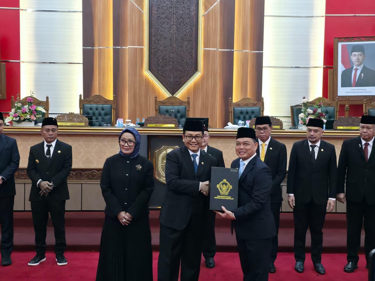 Gubernur Kalimantan Barat, Ria Norsan (kanan), menerima Laporan Hasil Pemeriksaan (LHP) LKPD Tahun 2025 dari Pimpinan III BPK RI dalam Rapat Paripurna DPRD Kalbar, Kamis (4/6/2026). Pemprov Kalbar kembali meraih opini Wajar Tanpa Pengecualian (WTP) atas laporan keuangan tahun 2025. Foto: Istimewa