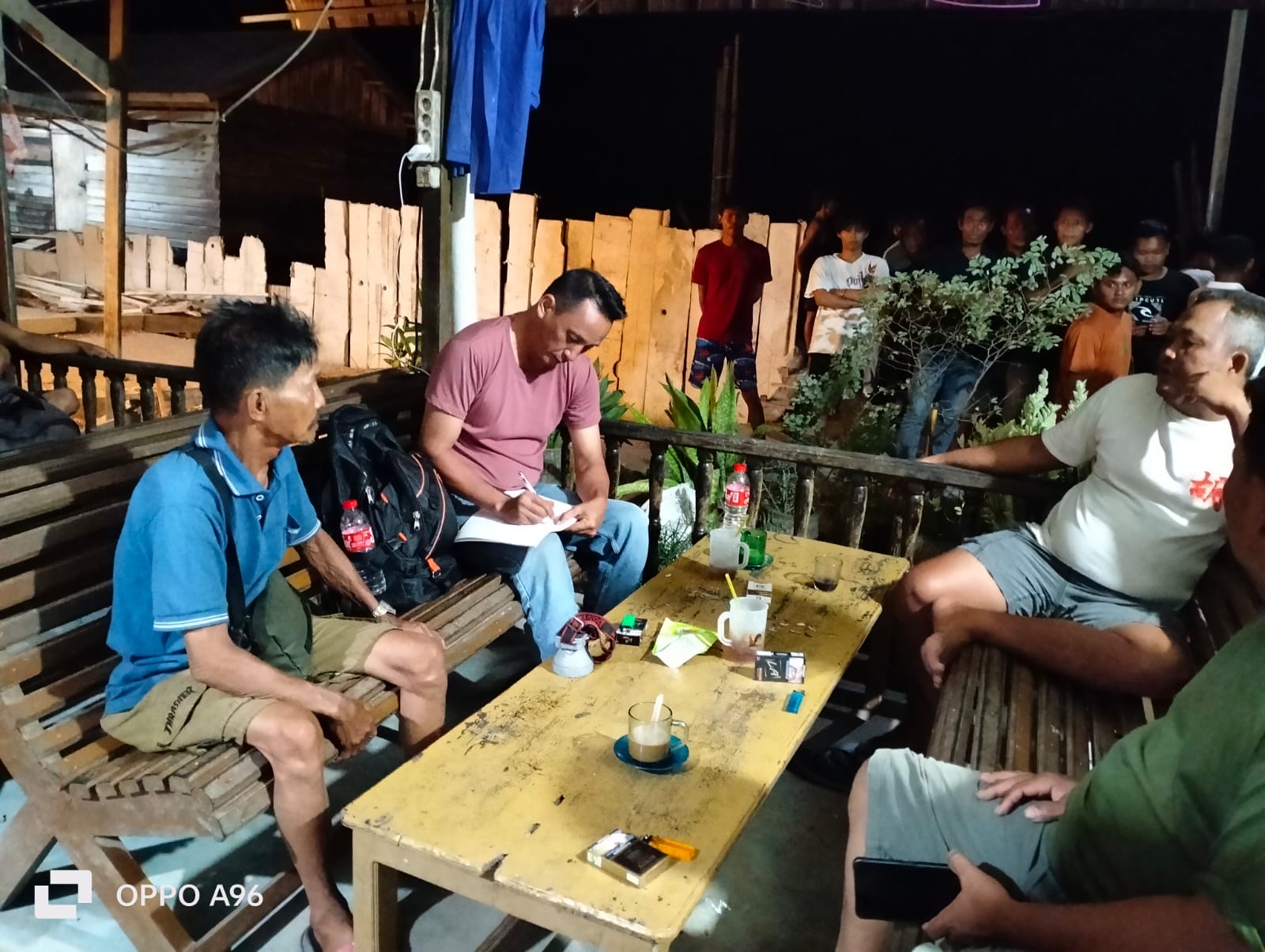Polisi mengumpulkan keterangan saksi usai peristiwa hilangnya Sulyadi (41) yang diduga diterkam buaya saat memancing di perairan Dusun Karang Anyar, Desa Batu Ampar, Kabupaten Kubu Raya. Foto: Istimewa.