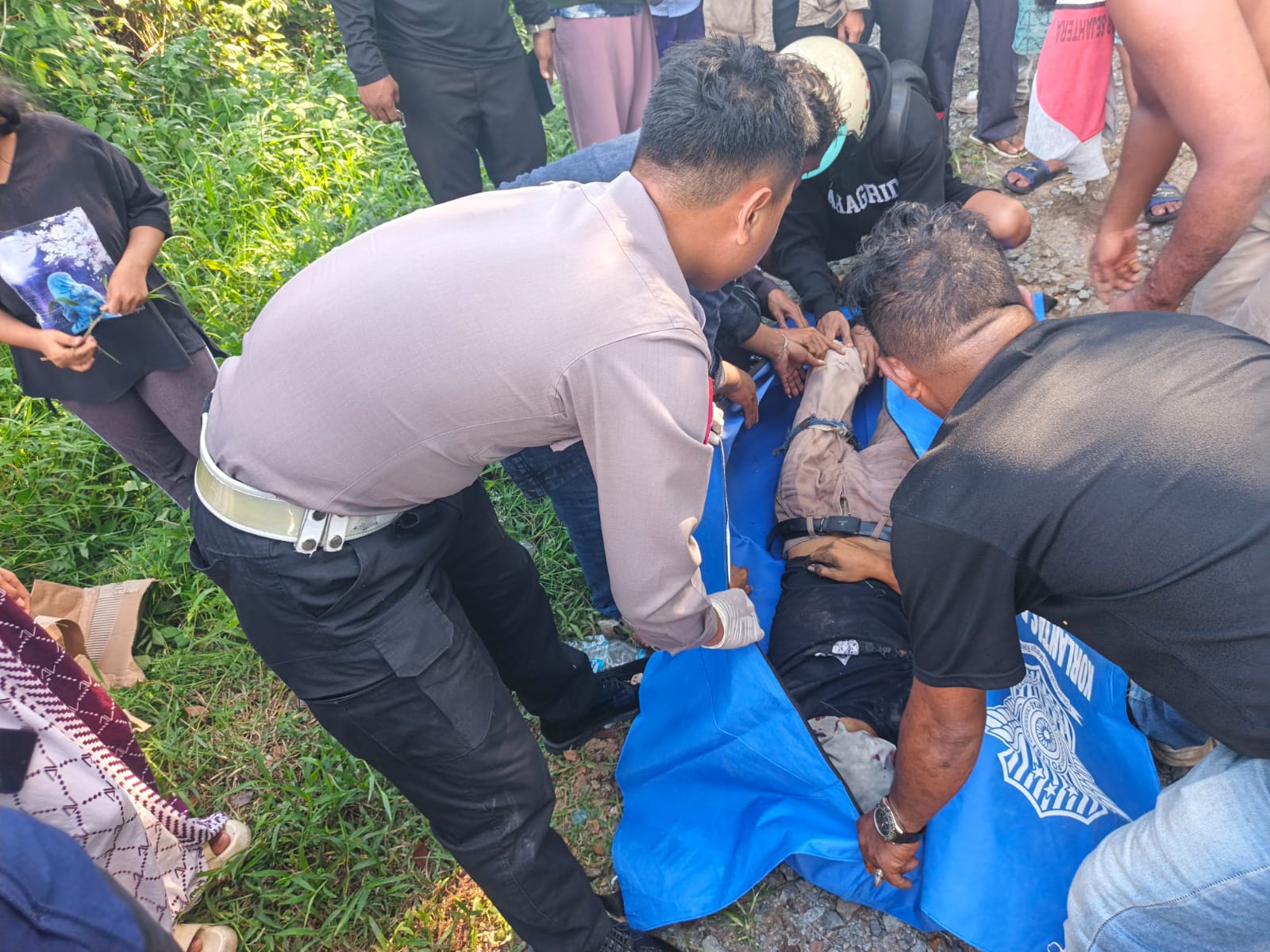 Petugas bersama warga mengevakuasi korban kecelakaan lalu lintas di Jalan Trans Kalimantan, Desa Ambawang Kuala, Kecamatan Sungai Ambawang, Kabupaten Kubu Raya, Rabu (17/6/2026). Foto: Istimewa