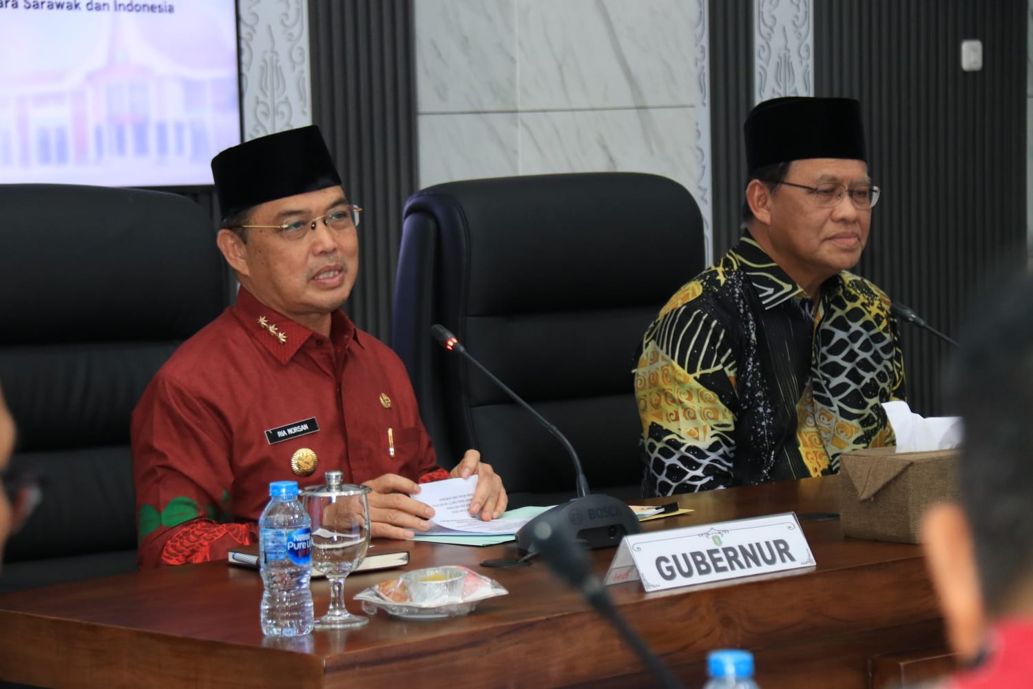 Gubernur Kalimantan Barat, Ria Norsan, menerima kunjungan hormat delegasi Pemerintah Negeri Sarawak yang dipimpin Wakil Menteri Jabatan Premier Sarawak, Dr. Haji Abdul Rahman bin Haji Junaidi, di Ruang Ruai Telabang, Kantor Gubernur Kalbar, Pontianak, Kamis (25/6/2026). Foto: Istimewa