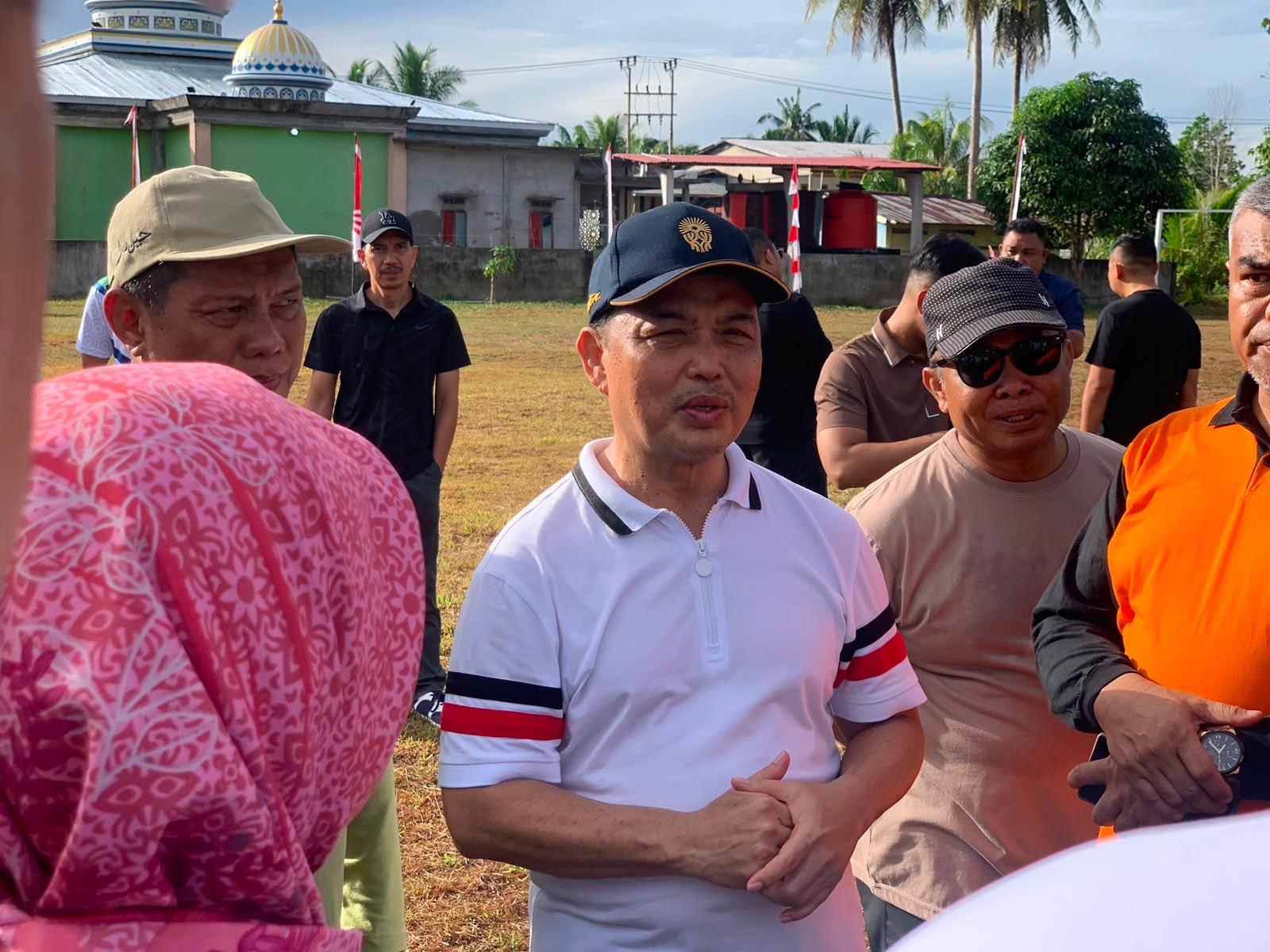Gubernur Kalbar Ria Norsan menyerap aspirasi masyarakat saat Gema Membangun Desa di Desa Temajuk, Kecamatan Paloh, Kabupaten Sambas, Sabtu (13/6/2026). Aspirasi yang disampaikan masyarakat akan menjadi salah satu dasar penyusunan program pembangunan dan APBD 2027. Foto: Istimewa