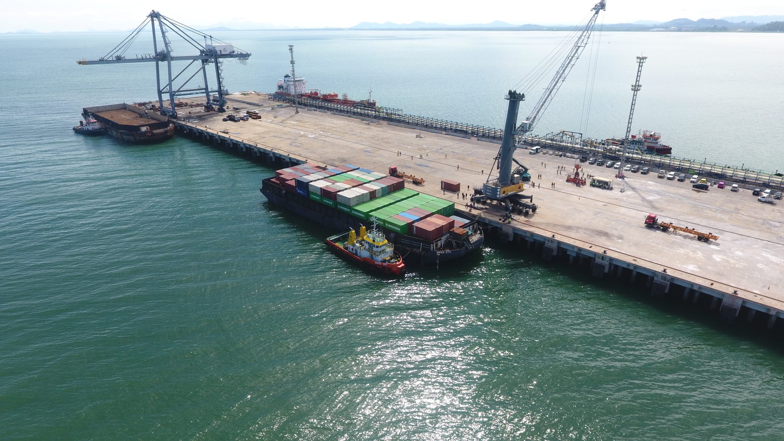 Terminal Kijing resmi memasuki era layanan peti kemas. Sebanyak 70 peti kemas kosong dibongkar pada pelayanan perdana yang menjadi tonggak baru pengembangan pelabuhan terbesar di Kalimantan Barat sebagai hub logistik modern dan pusat perdagangan internasional. Foto: Istimewa