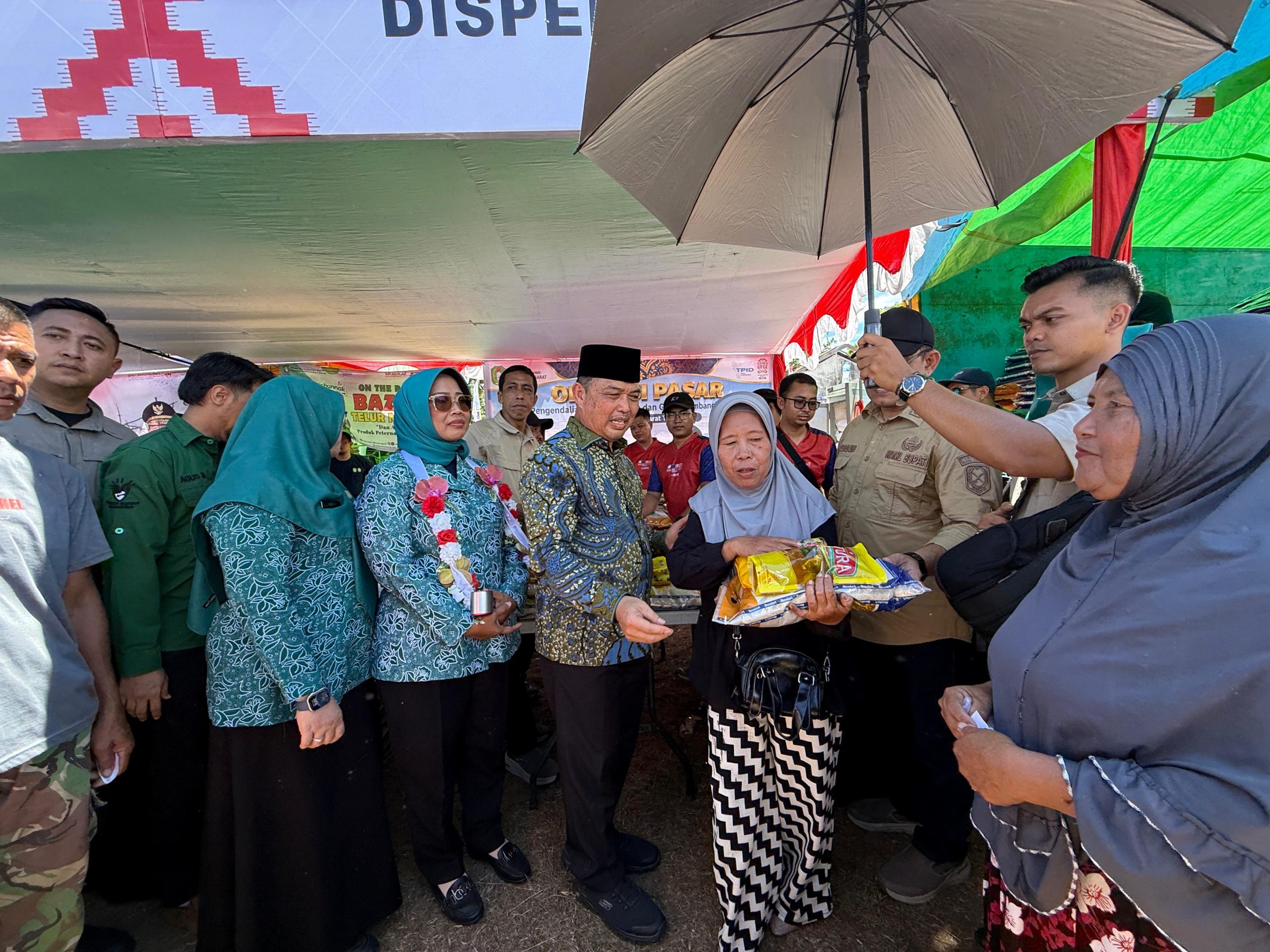 Melalui Program Gema Membangun Desa, Gubernur Kalbar Ria Norsan meninjau sekaligus menyerahkan paket sembako kepada warga pada kegiatan pasar murah di Desa Temajuk. Program ini dihadirkan untuk menjaga daya beli masyarakat dan mengendalikan inflasi hingga wilayah perbatasan. Foto: Istimewa.