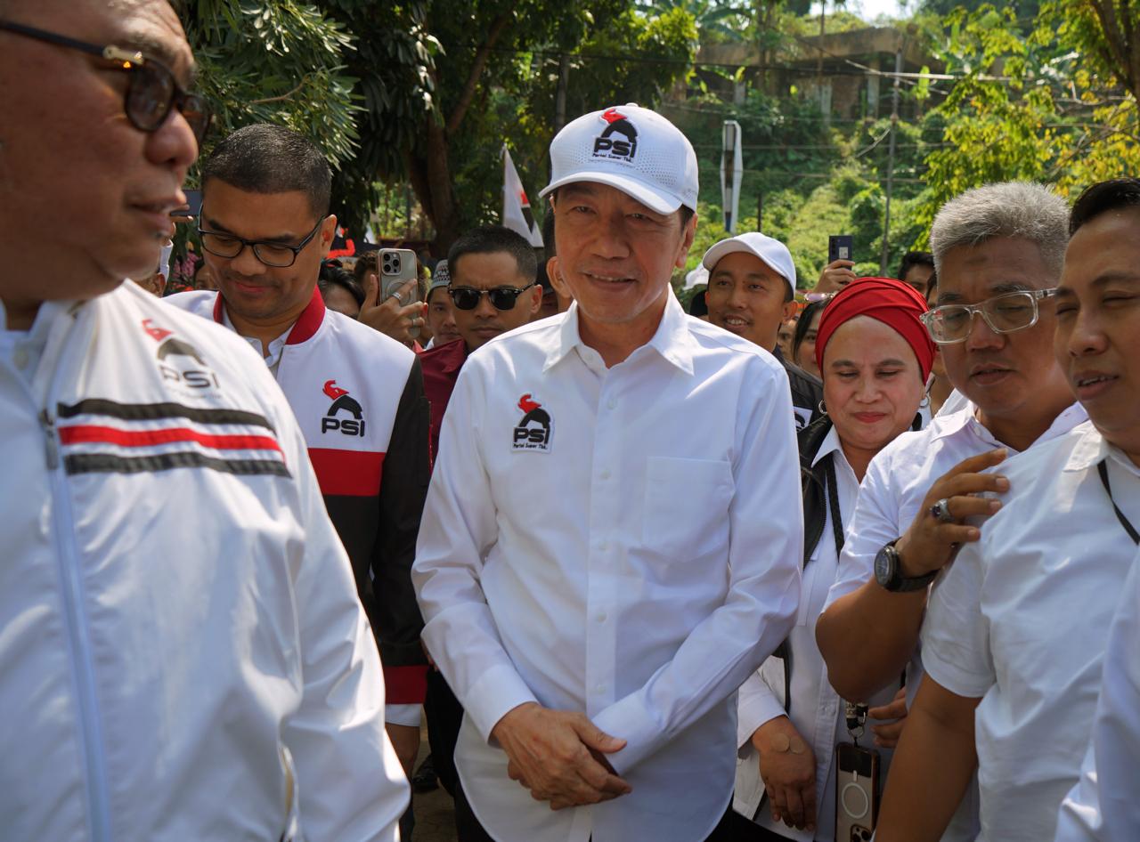 Presiden ketujuh Joko Widodo (tengah) menghadiri Rakorda DPD PSI di kota Bandar Lampung, Lampung, Sabtu (27/6/2026). Kedatangan Jokowi dalam rangka memberi arahan kebangsaan pada Rakorda PSI sekaligus bertemu warga dan relawan. ANTARA