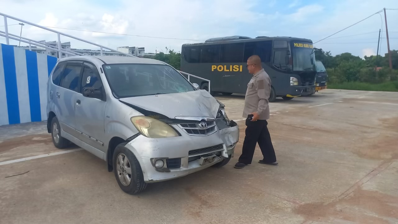Barang bukti minibus yang terlibat kecelakaan maut di U-Turn Probesco diamankan di Mapolres Kubu Raya. Polisi menduga kendaraan melaju dengan kecepatan tinggi sebelum menabrak sepeda motor yang hendak berputar arah. Foto: Istimewa