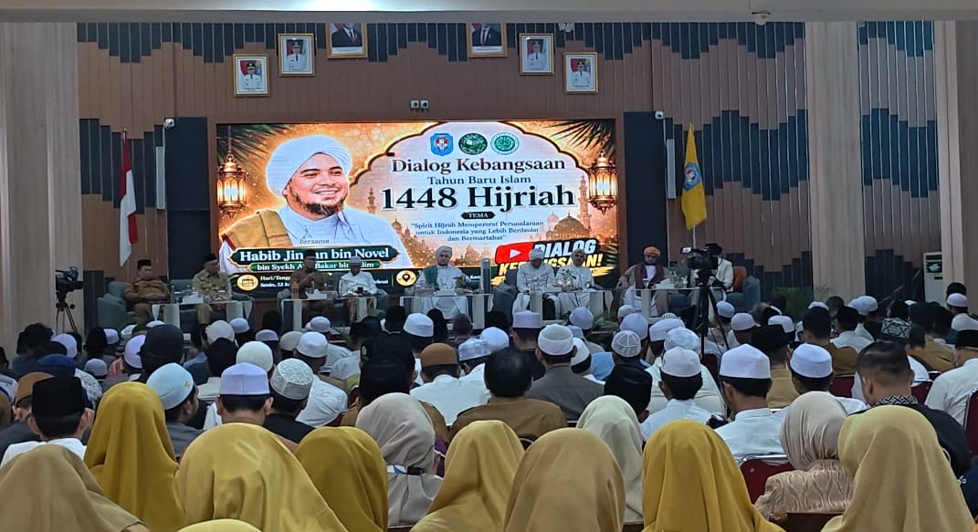 Ulama nasional Alhabib Jindan bin Novel bin Salim bin Jindan menyampaikan tausiyah dalam Dialog Kebangsaan menyambut Tahun Baru Islam 1448 Hijriah di Aula Kantor Bupati Kubu Raya, Senin (22/6/2026). foto: Istimewa