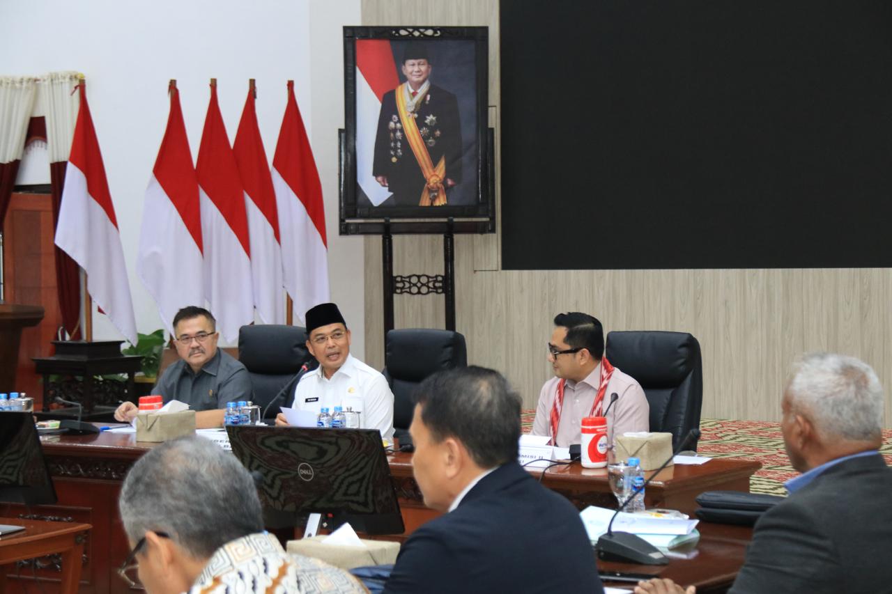Gubernur Kalimantan Barat, Ria Norsan memaparkan urgensi pemekaran Provinsi Kapuas Raya di hadapan Panitia Kerja Komisi II DPR RI dalam kunjungan kerja pembahasan RUU Kabupaten/Kota di Pontianak, Rabu (24/6/2026). Foto: Istimewa.