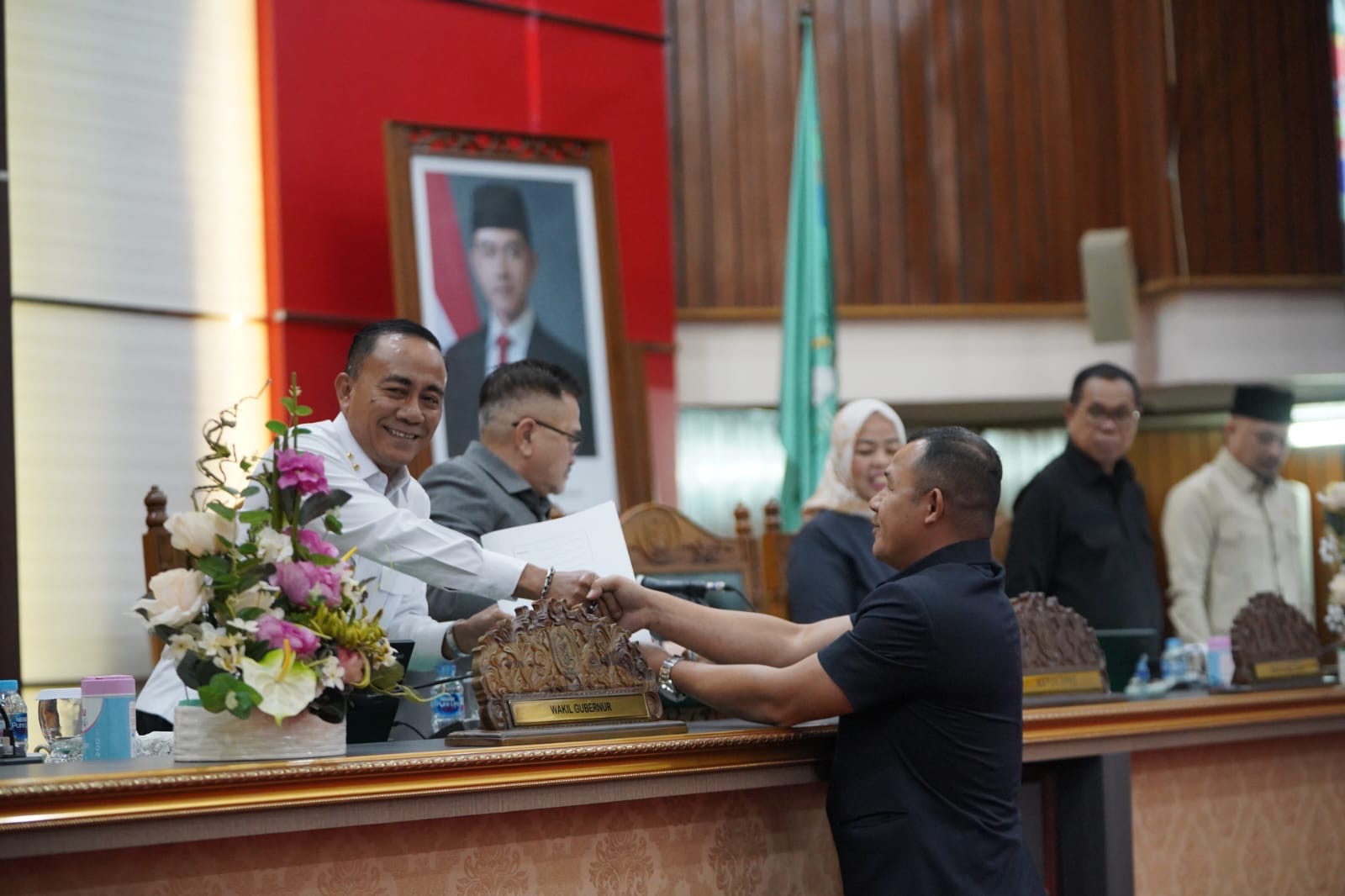 Wagub Kalbar, Krisantus Kurniawan menerima dokumen pemandangan umum fraksi DPRD pada rapat paripurna pembahasan LPJ APBD 2025, Rabu (17/6). Foto: Istimewa