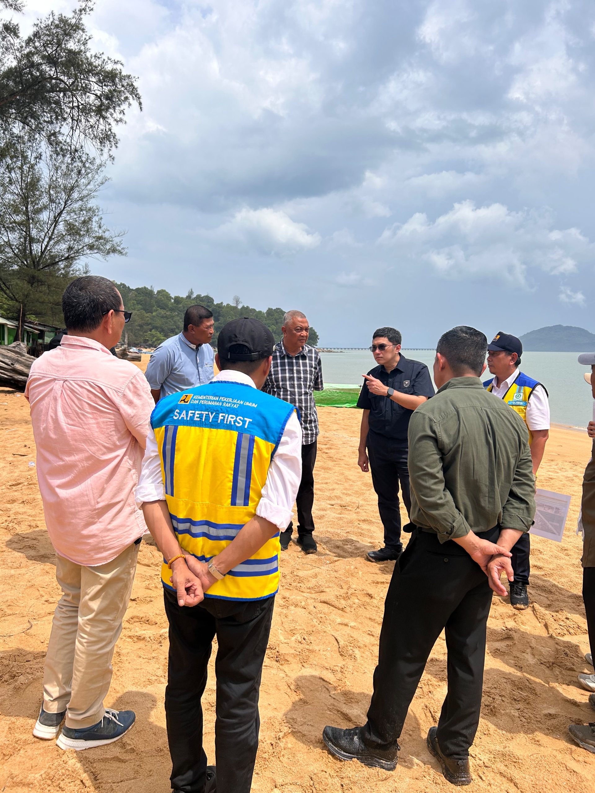 Staf Khusus Menteri Koordinator Bidang Infrastruktur dan Pembangunan Kewilayahan, Herzaky Mahendra Putra berdiskusi terkait kondisi kawasan wisata Pantai Kura-Kura, Desa Karimunting, Kabupaten Bengkayang yang selama beberapa tahun terakhir mengalami abrasi cukup serius. Foto: Istimewa