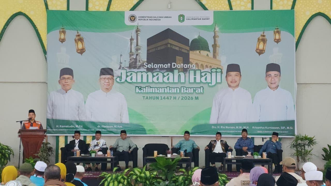 Wakil Bupati Kapuas Hulu, Suhardi saat menyambut kepulangan jamaah haji asal Kapuas Hulu di Asrama Haji Pontianak, Minggu (21/6/2026). Foto: Istimewa