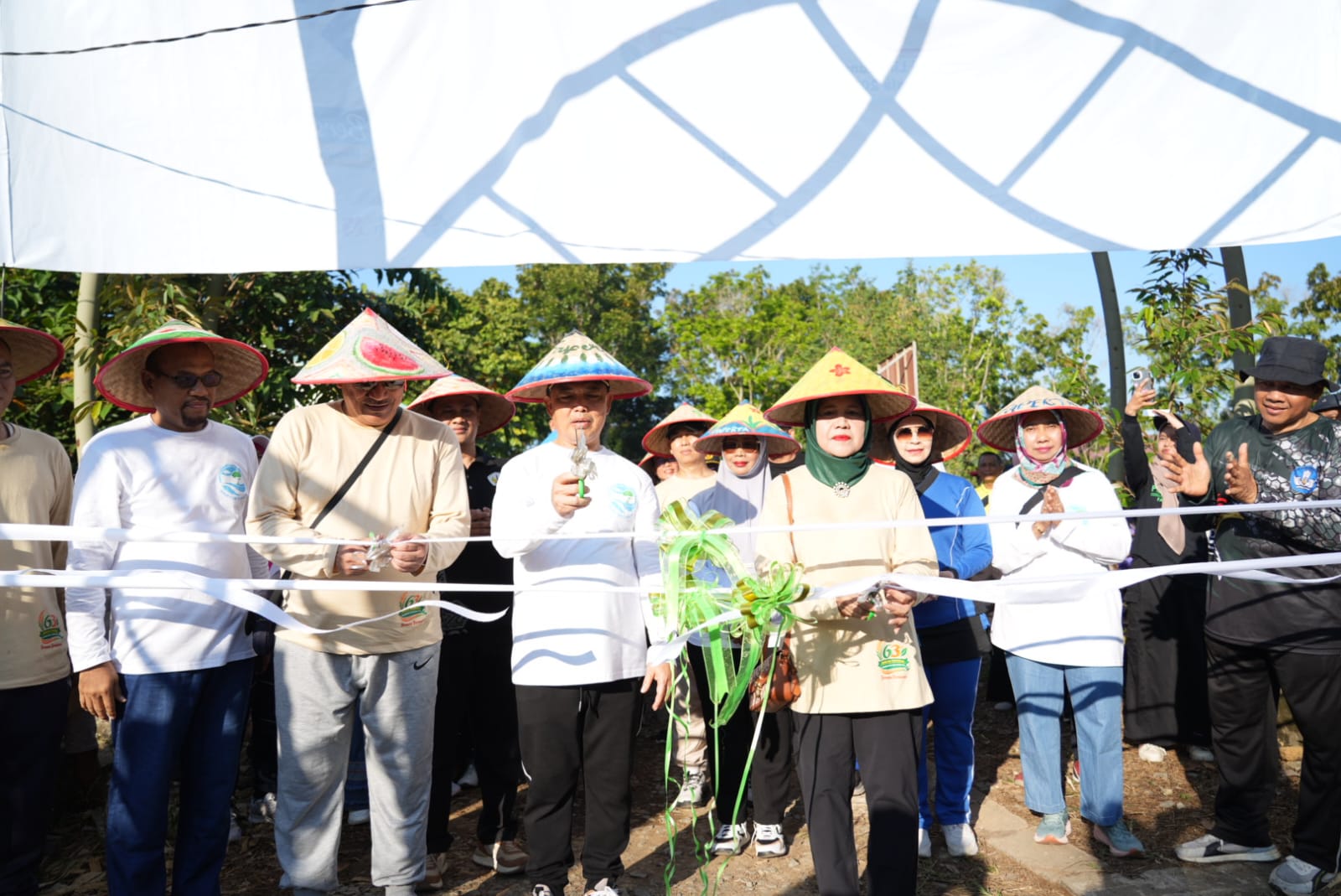 Gubernur Kalbar, Ria Norsan menghadiri acara puncak perayaan HUT Fakultas Pertanian yang diselenggarakan secara kolaboratif bersamaan dengan peringatan Hari Lingkungan Hidup Sedunia di Edu Agro Wisata Fakultas Pertanian, Universitas Tanjungpura Pontianak, Sabtu (6/6/2026). Foto: Istimewa