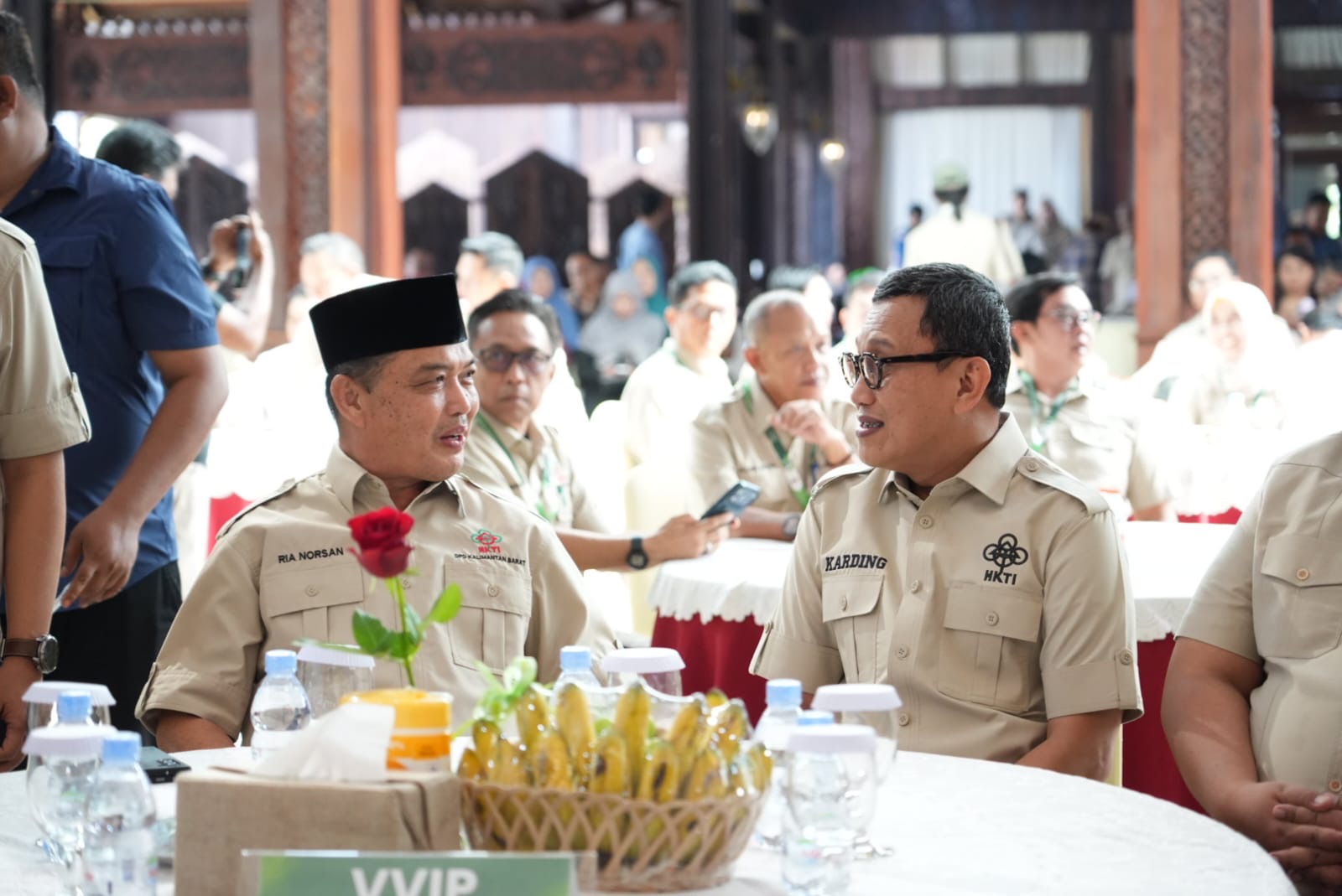 Sekretaris Jenderal DPN HKTI Abdul Kadir Karding berbincang bersama Gubernur Kalbar, Ria Norsan disela acara pelantikan seluruh kepala daerah di Kalbar sebagai Ketua Dewan Pimpinan Cabang (DPC) Himpunan Kerukunan Tani Indonesia (HKTI), Sabtu (28/6/2026). Foto: Istimewa.