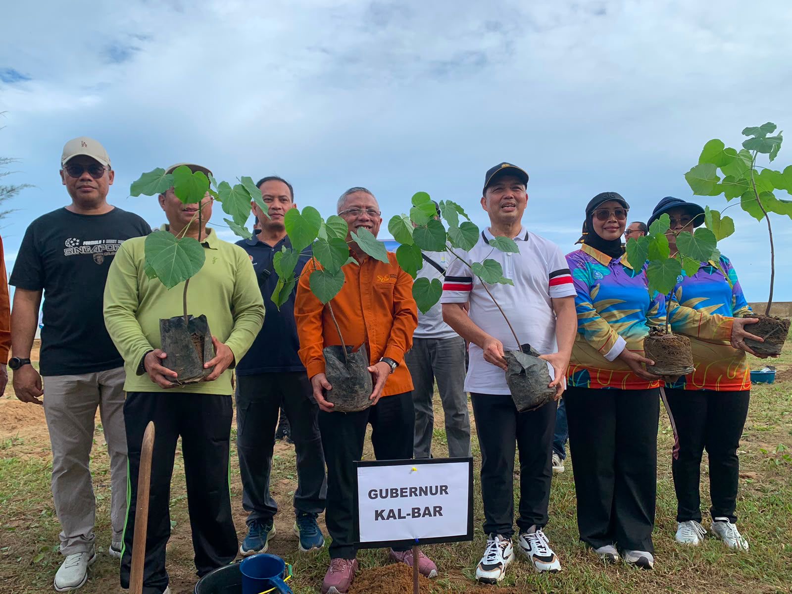 Gubernur Kalbar, Ria Norsan foto bersama pada acara penanaman pohon di kawasan pesisir Desa Temajuk, Kecamatan Paloh, Kabupaten Sambas. Potensi wisata pantai Temajuk dinilai lebih indah dari Teluk Melano yang di Malaysia. Foto: Istimewa