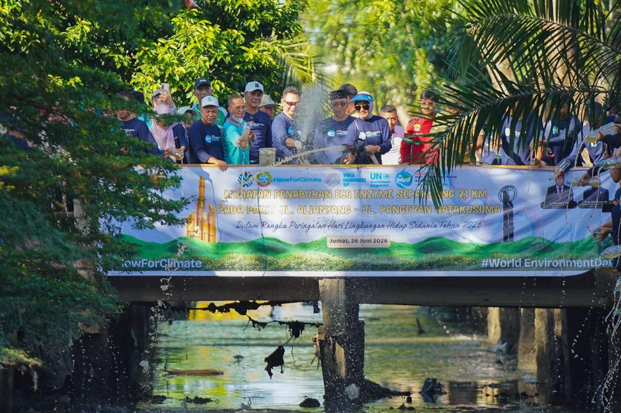 Wali Kota Pontianak Edi Rusdi Kamtono bersama ASN, pelajar, komunitas lingkungan, dan masyarakat mengikuti penaburan massal eco enzyme di jaringan parit Kota Pontianak. Kegiatan ini bertujuan membantu memperbaiki kualitas air sekaligus mengurangi pencemaran saluran drainase. Foto: Istimewa.