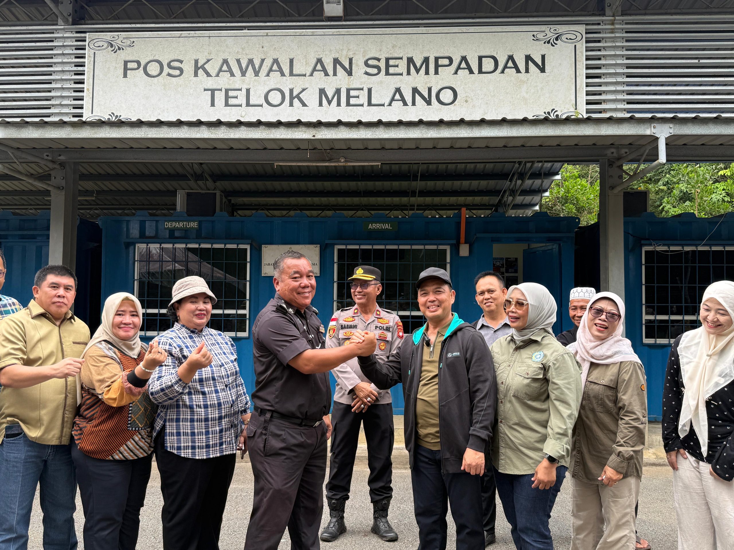 Gubernur Kalbar, Ria Norsan beserta rombongan berkunjung ke Pos Kawalan Sempadan Telok Melano, Sarawak, Malaysia, Minggu (14/6/2026). Kunjungan ini bagian upaya memperkuat kerja sama dan mendorong pengembangan kawasan perbatasan Temajuk sebagai beranda terdepan Indonesia. Foto: Istimewa