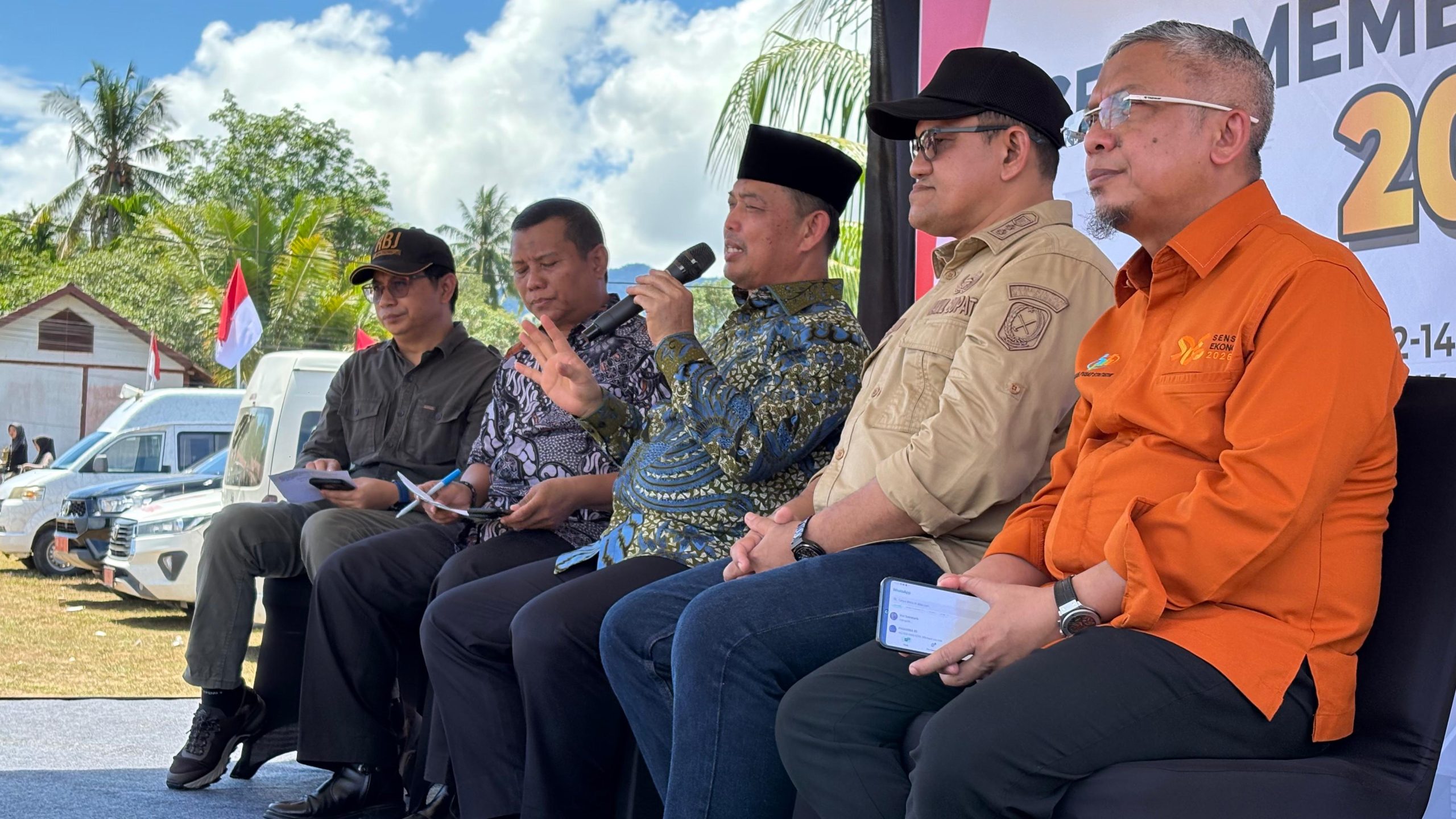 Gubernur Kalbar Ria Norsan saat berdialog dengan masyarakat dan pemangku kepentingan di Desa Temajuk, Sambas, Sabtu (13/6/2026). Pemprov Kalbar menyiapkan dukungan bagi pengembangan usaha garam rakyat sebagai penggerak ekonomi desa perbatasan. Foto: Istimewa.