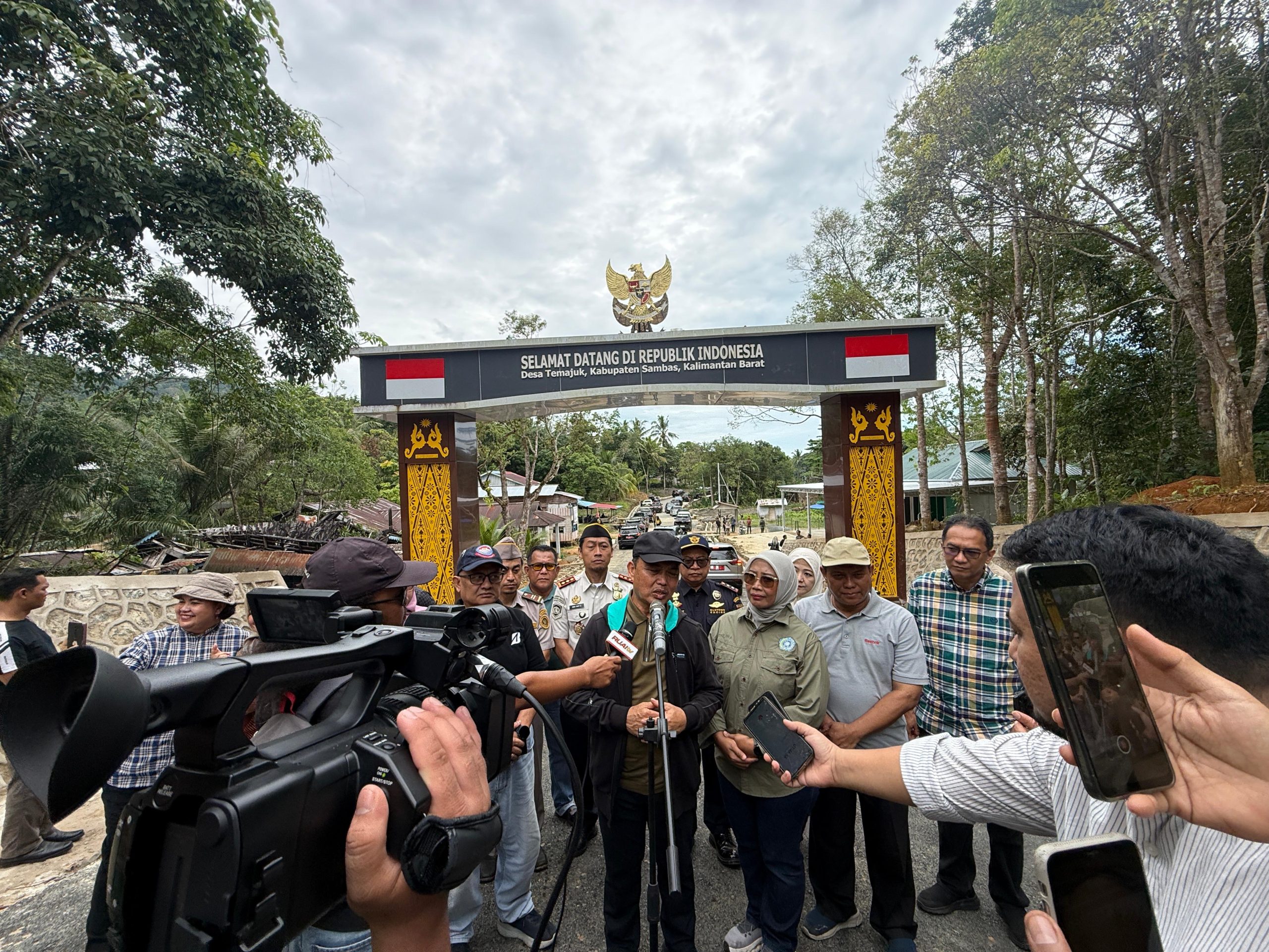 Gubernur Kalbar Ria Norsan saat meninjau PLB Temajuk, Sambas. Pemerintah Provinsi Kalbar menyiapkan pembukaan kembali jalur perlintasan Indonesia-Malaysia tersebut sebagai bagian dari pengembangan kawasan perbatasan menjadi pusat pertumbuhan ekonomi baru. Foto: Istimewa