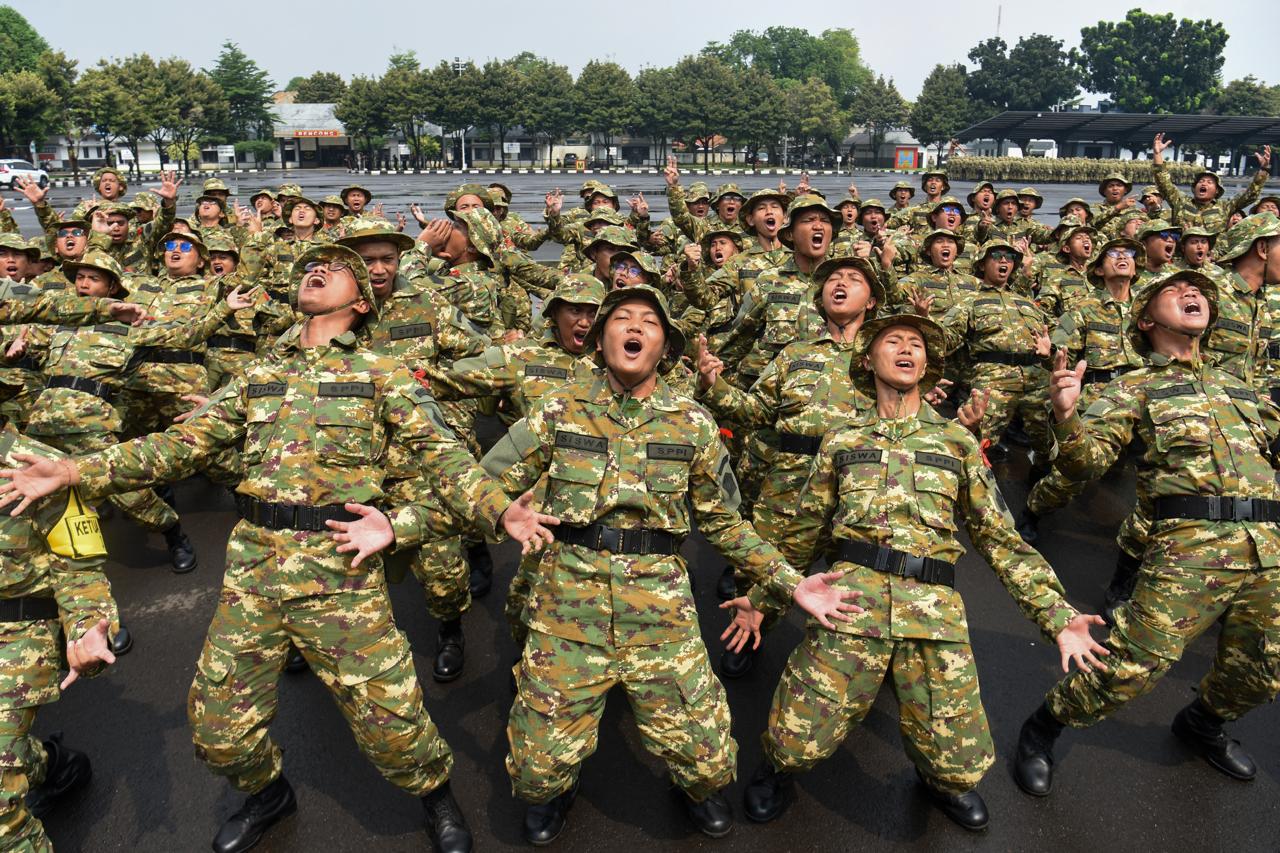 Peserta program Sarjana Penggerak Pembangunan Indonesia (SPPI) meneriakkan yel-yel saat mengikuti Pelatihan Dasar Kemiliteran (Latsarmil) calon manajer Koperasi Desa Merah Putih (KDMP) di Brigif 1 Marinir Cilandak, Jakarta, Kamis (25/6/2026). ANTARA
