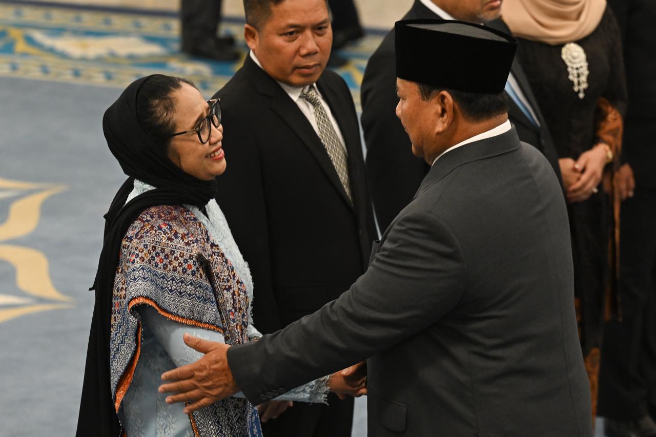 Presiden Prabowo Subianto (kanan) memberikan ucapan selamat kepada Kepala Badan Gizi Nasional (BGN) Nanik S. Deyang (kiri) usai dilantik di Istana Negara, Jakarta, Senin (8/6/2026). Presiden Prabowo Subianto melantik Nanik S. Deyang sebagai Kepala BGN menggantikan Dadan Hindayana serta Agustina Arumsari dan Trenggono menjadi Wakil Kepala BGN menggantikan Lodewyk Pusung dan Sony Sanjaya. Foto: ANTARA.