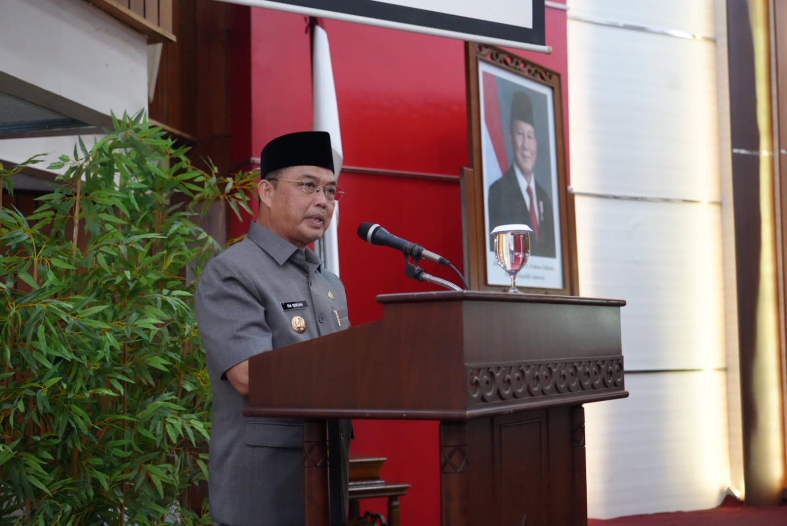 Gubernur Kalbar Ria Norsan menyampaikan laporan pertanggungjawaban APBD 2025 dalam Rapat Paripurna DPRD Kalbar, Senin (15/6/2026). Kalbar mencatat realisasi pendapatan sebesar Rp6,107 triliun dan kembali meraih opini WTP dari BPK RI.