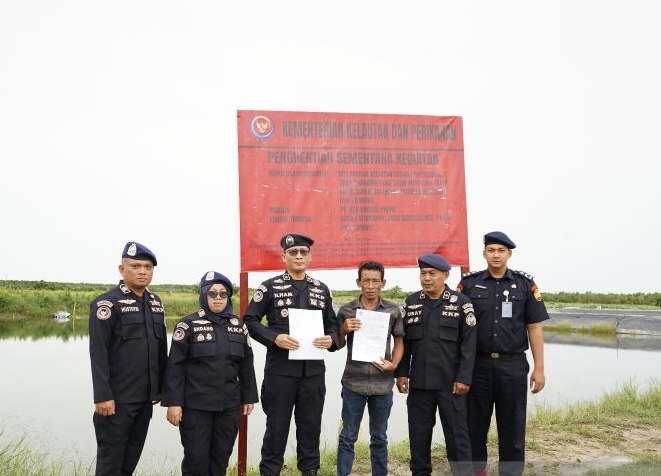 Petugas KKP menghentikan sementara operasional salah satu tambak udang vaname di Kalimantan Barat akibat pelanggaran perizinan dan standar budidaya. Foto: Isimewa.
