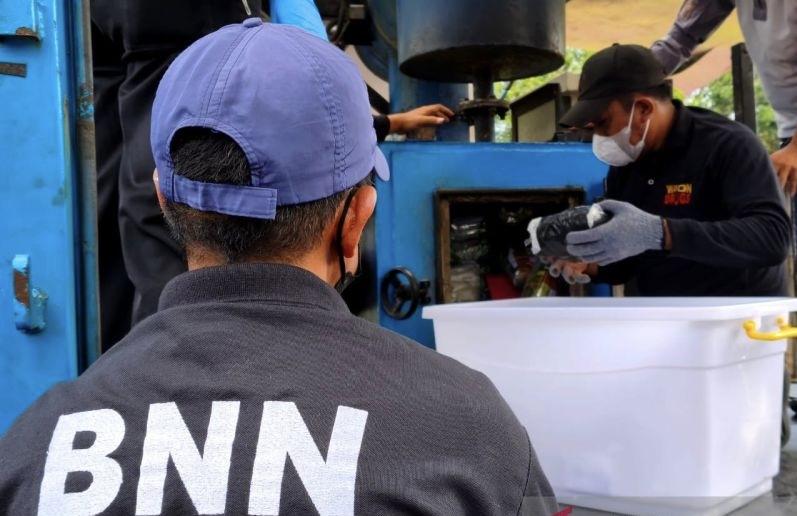 Petugas memasukkan narkotika ke dalam wadah pembakaran pada mobil insinerator milik Badan Narkotika Nasional Provinsi (BNNP) Sulsel saat pemusnahan barang bukti narkotika berbagai jenis di halaman Mapolda Sulsel, Jalan Perintis Kemerdekaan, Makassar, Sulawesi Selatan, Rabu (10/6/2026). Foto: ANTARA