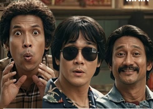 Trio aktor, Desta Mahendra, Vino G. Bastian, dan Tora Sudiro memerankan personel grup lawak Warkop DKI dalam film komedi baru berjudul "Warkop DKI: Viralin Dong!". Foto: Istimewa.