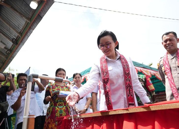 Bupati Landak, Karolin Margret Natasa meresmikan fasilitas Sistem Penyediaan Air Minum (SPAM) di Desa Sepangah, Kecamatan Air Besar. Foto: Istimewa