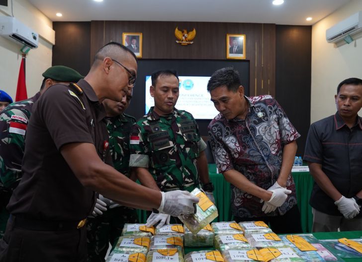 Barang bukti 21,4 kilogram sabu yang berhasil digagalkan aparat TNI di ‘jalur tikus’ PLBN Entikong, Kabupaten Sanggau. Foto: Istimewa