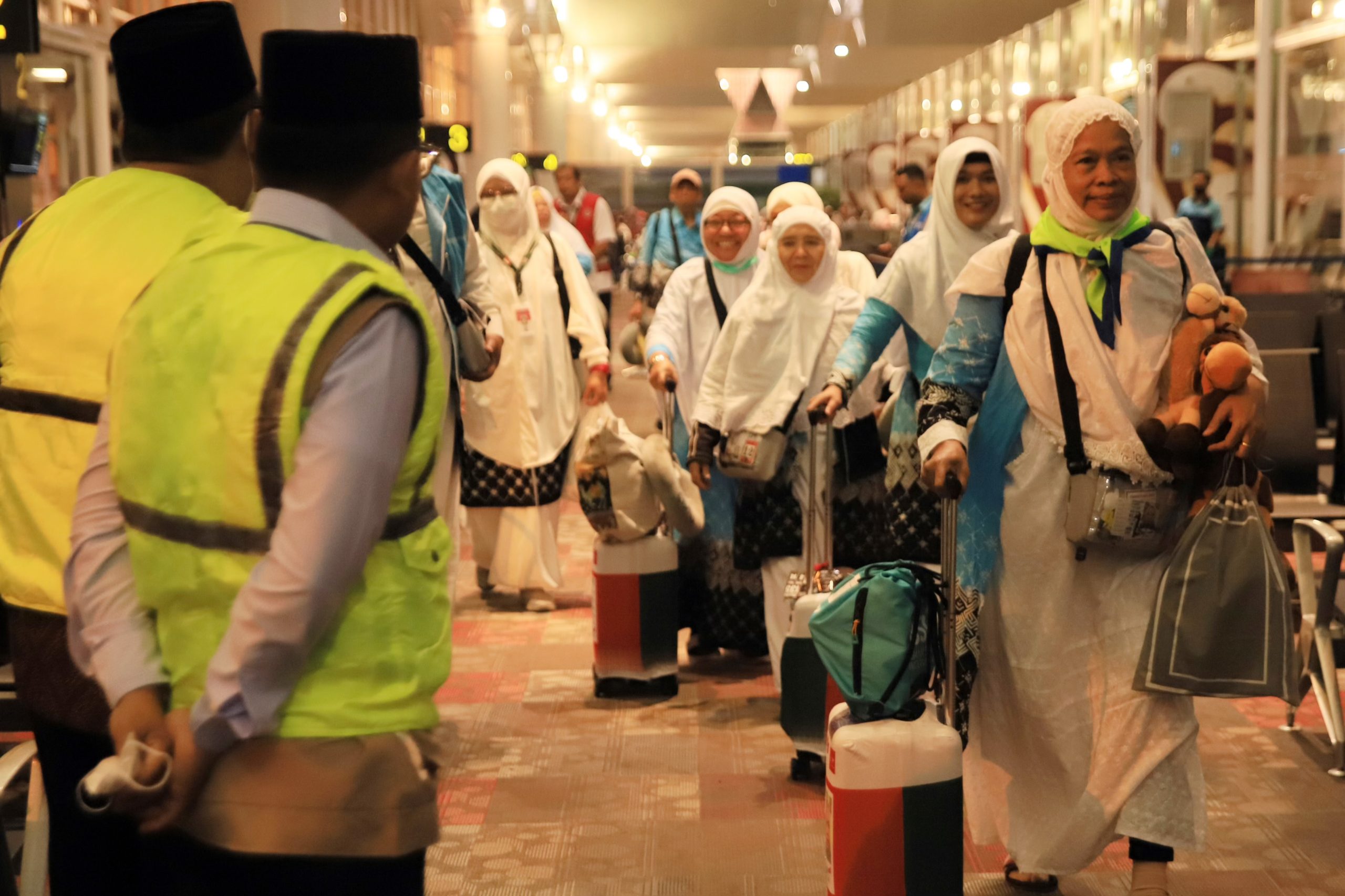 Jamaah haji debarkasi Medan tiba di Bandara Internasional Kualanamu, Sumatera Utara, Selasa (2/6/2026). Di Kalbar, pengawasan kesehatan 1.857 jamaah haji jelang kepulangan diperketat untuk mencegah masuk dan penyebaran penyakit menular dari luar negeri. Foto: Antara