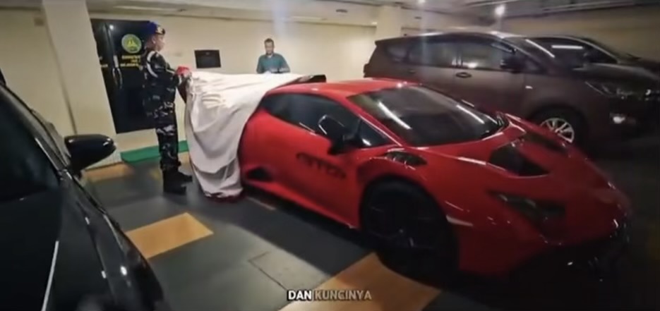 Lamborghini Aventador 2022 milik tersangka SDT alias Aseng diamankan penyidik Kejaksaan Agung. Kendaraan mewah tersebut ditemukan setelah diduga disembunyikan, sementara kuncinya disebut sempat dibuang ke parit. Foto: Istimewa