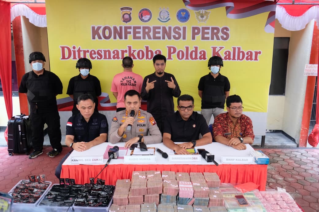 Barang bukti hasil pengungkapan jaringan narkoba ditunjukkan dalam konferensi pers Ditresnarkoba Polda Kalbar di Mapolda Kalbar, Kamis (25/6/2026). Polisi menyita 4,3 kilogram sabu, 13,93 gram heroin, 6.236 butir pil ekstasi, 1.416 K-Pod, serta uang 3,8 miliar yang diduga hasil dari penjualan narkoba. Foto: Istimewa