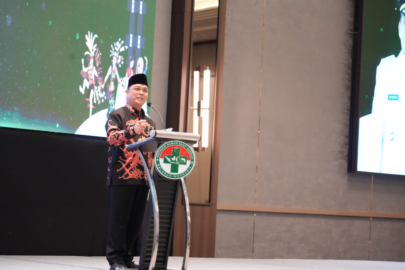 Gubernur Kalbar, Ria Norsan, memberikan sambutan saat pembukaan Rakernas XVI Arsada di Pontianak, Kamis (11/6/2026). Dalam kesempatan tersebut, Norsan menegaskan komitmen Pemprov Kalbar meningkatkan kualitas layanan kesehatan dengan meningkatkan jumlah dokter spesialis lewat program hospital base dan dukungan terhadap pendidikan dokter spesialis di Universitas Tanjungpura. Foto: Istimewa