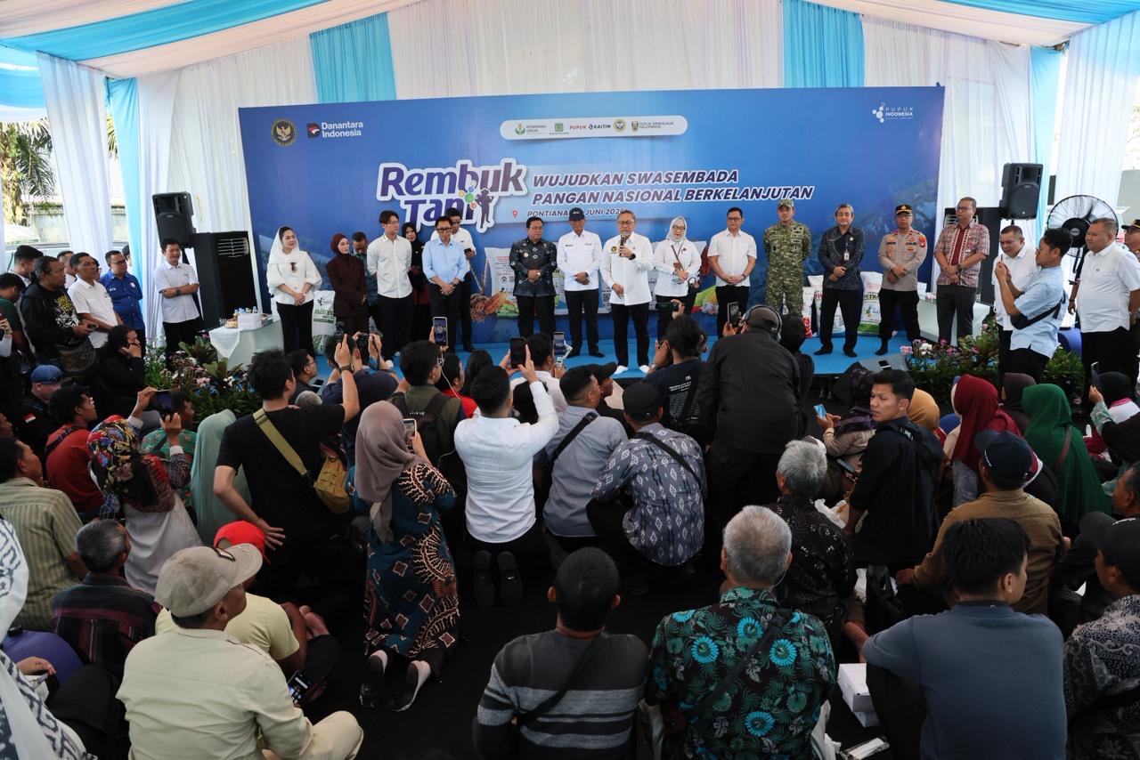 Menteri Koordinator Bidang Pangan, Zulkifli Hasan berdialog dengan petani saat menghadiri agenda Rembuk Tani 2026 yang digelar di kawasan persawahan Jalan Arteri Supadio, Kecamatan Sungai Raya, Kabupaten Kubu Raya, Jumat (5/6/2026). Foto: Man Keling